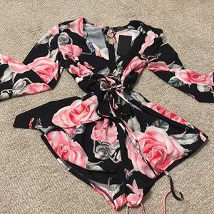NWT 🌹 Rose print romper